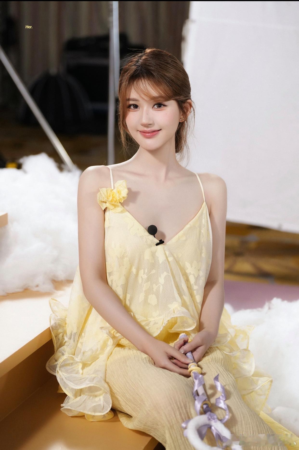 1、赵露思有一个综艺《不想睡的星期五》的常驻，接下来还会有华伦天奴的商务代言。2