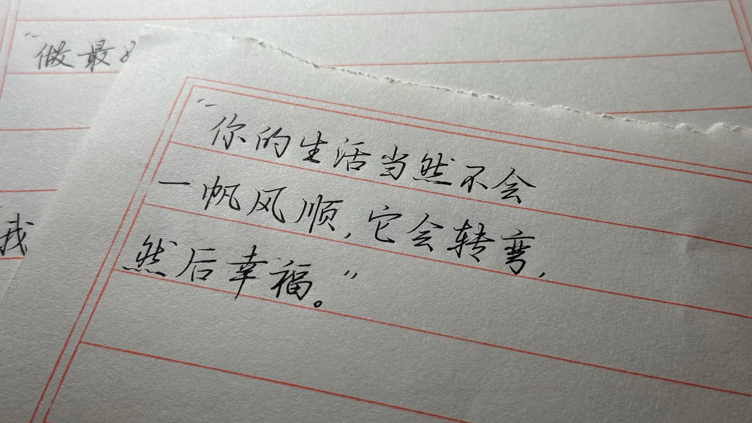 史铁生说：“人有时需要独自走走，听听街头人群的喧嚣，看看巷尾草木生长...