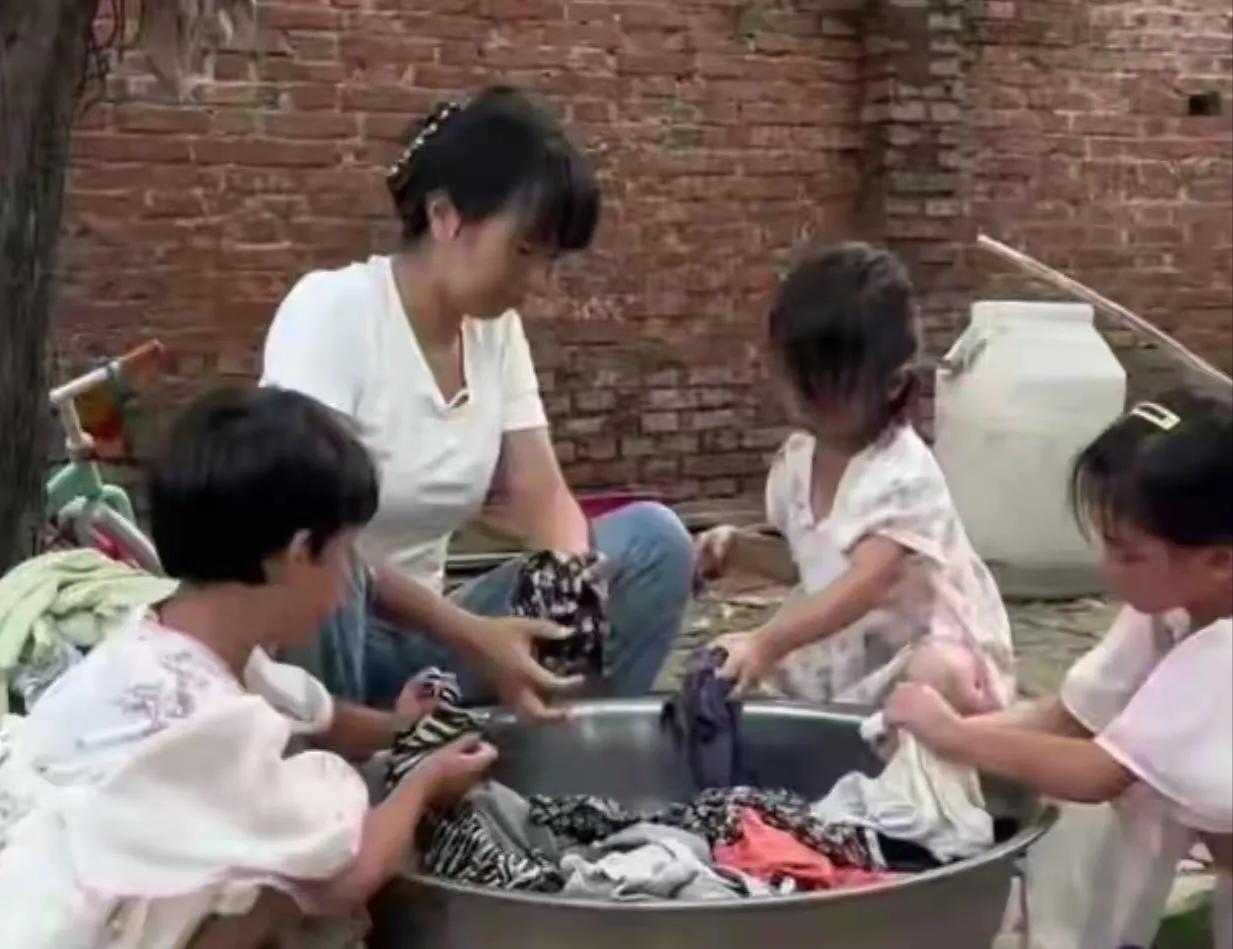 “把孩子接过来吧，咱养着！”大伯哥去世大嫂跑路，90后弟媳硬扛7个孩子，丈夫急了