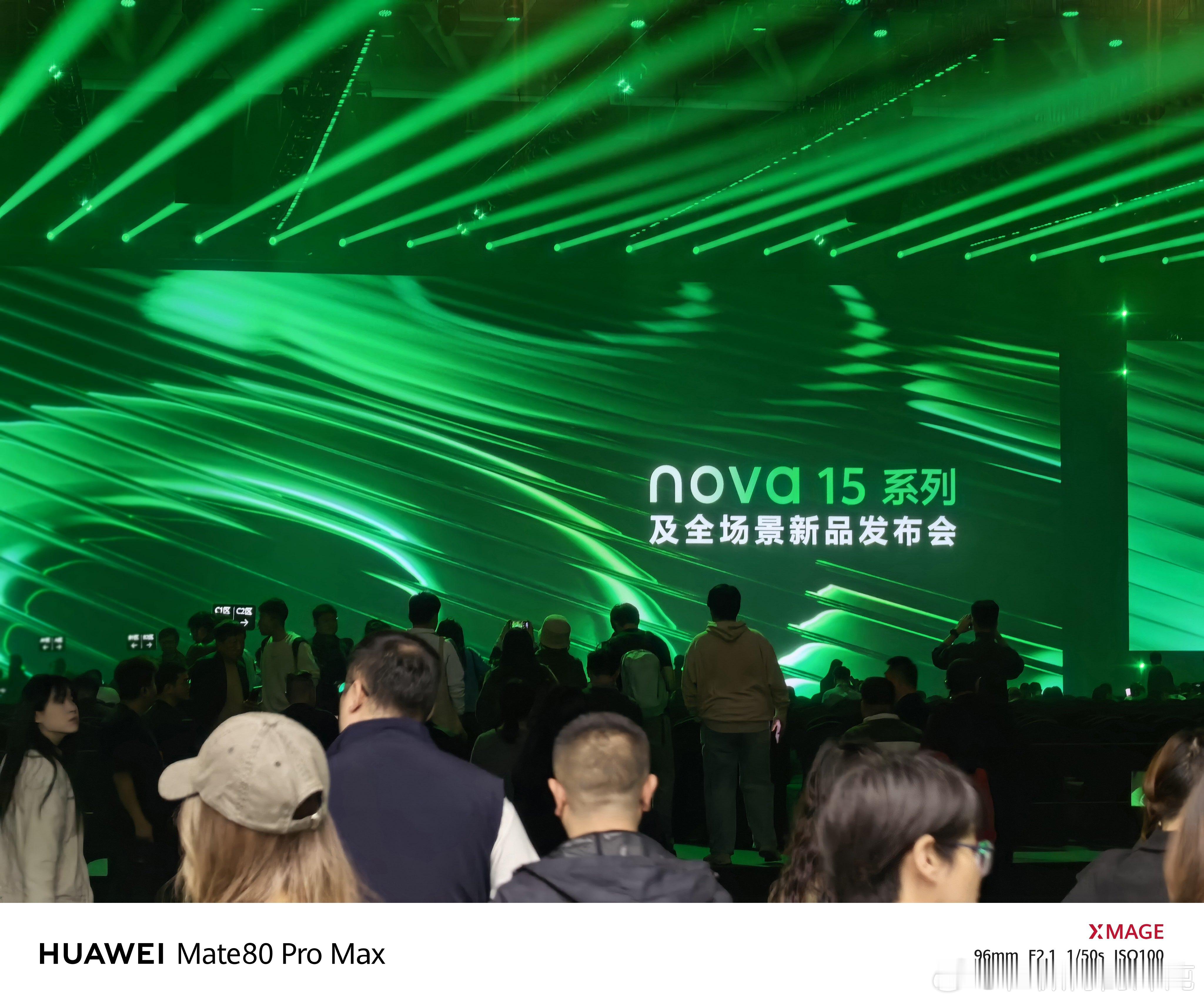 来了来了，今天据说易烊千玺会来现场？这次人确实挺多的。。。 