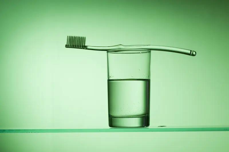 老人1天只刷1次牙，颌面严重感染 。近日河南郑州，多位老人患颌面部间隙感染，送医