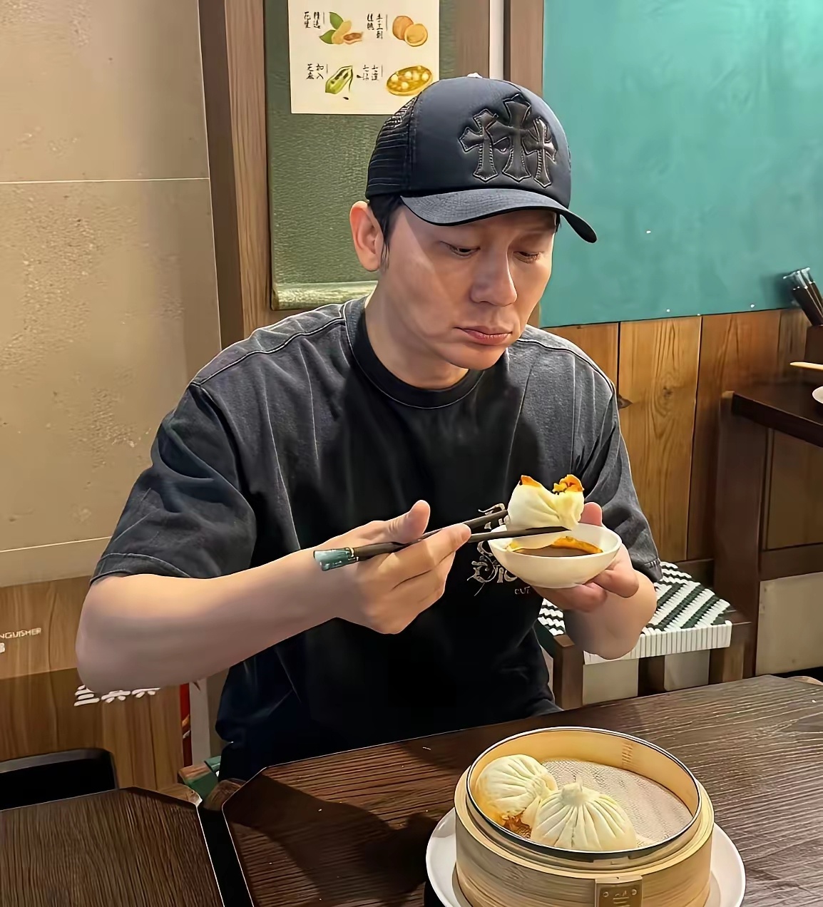 明星吃个包子都要一个单独包间。 