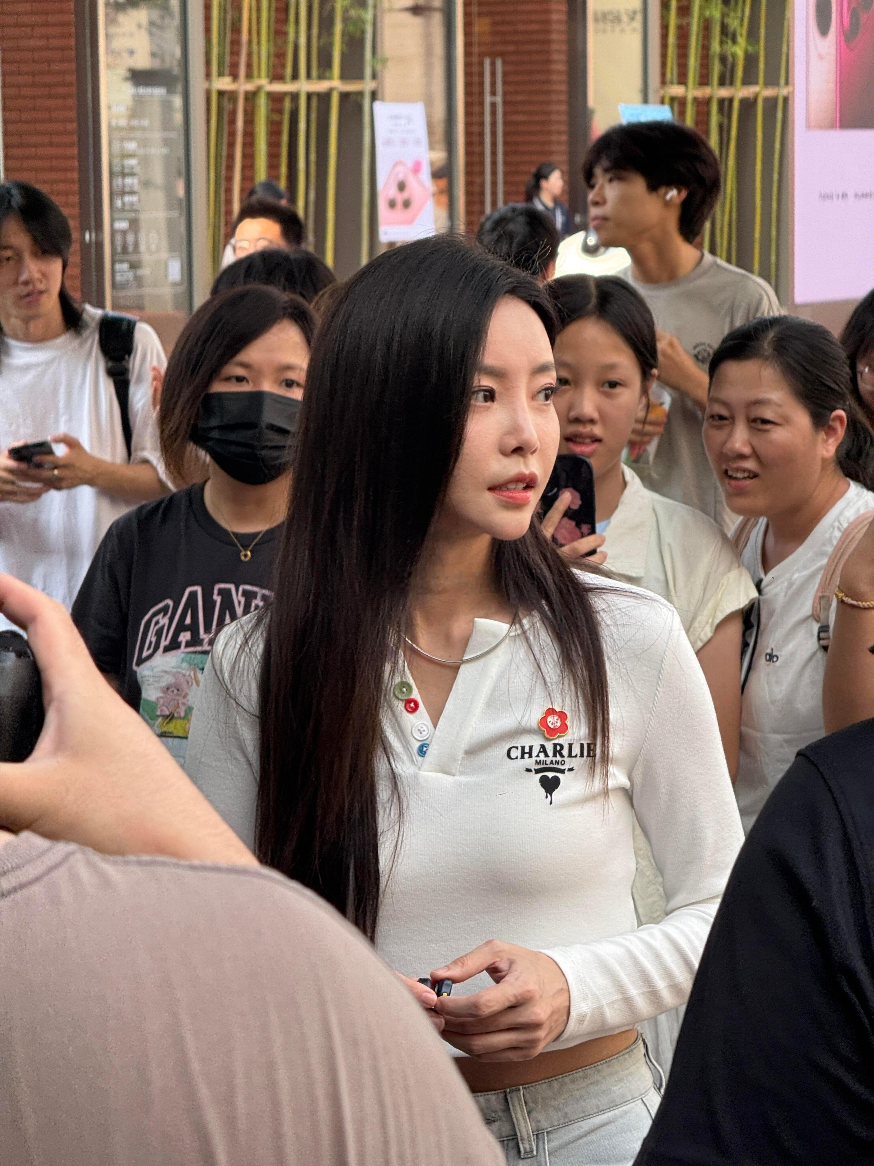 偶遇于文文街头打零工听说于文文街采是关于“前任”的问题，姐是在做什么小调查[思考