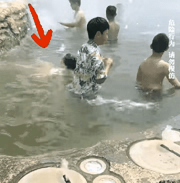 小男孩发现问题能伸出援手救人，良心和人品错不了[赞][赞][赞][作揖][作揖]
