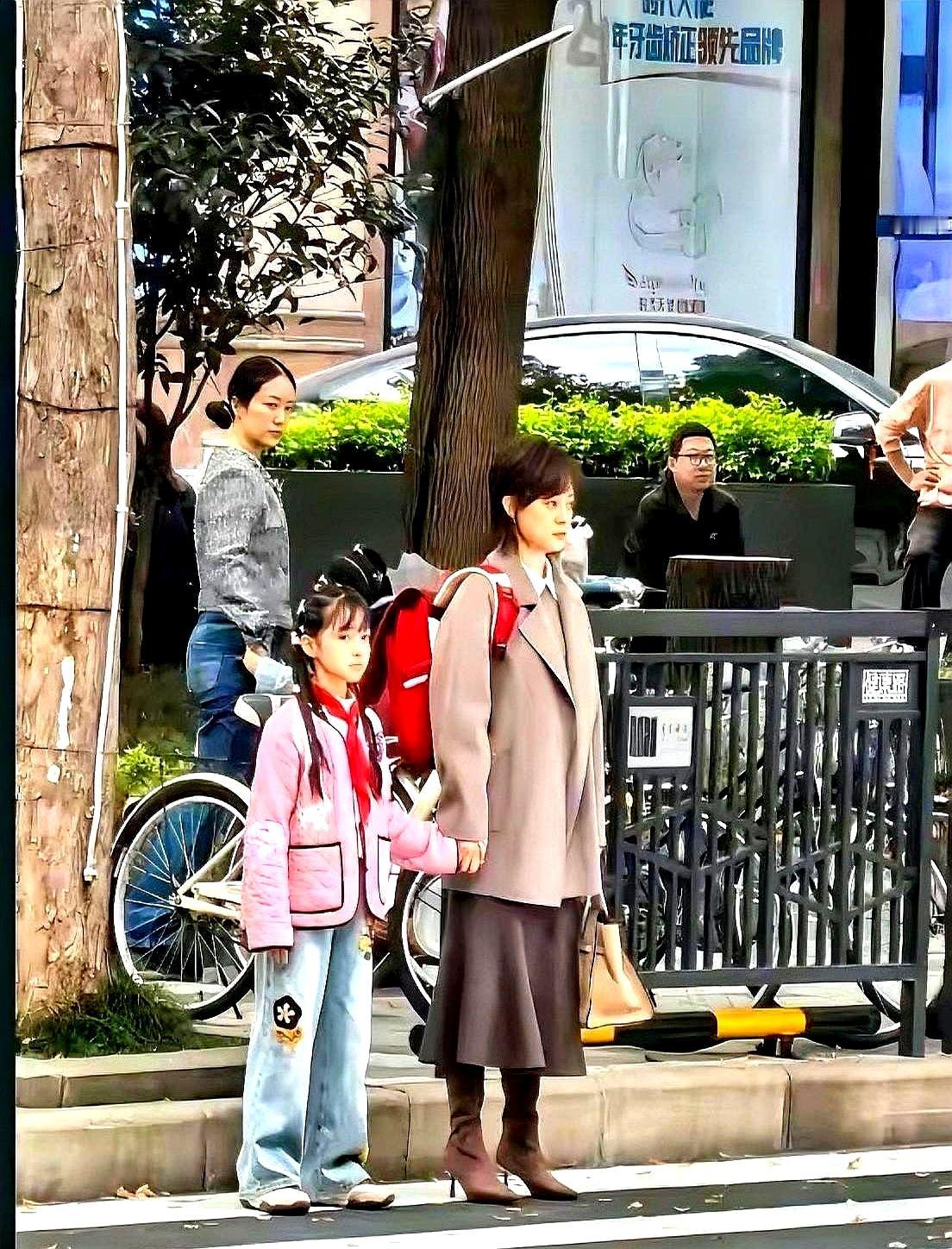 孙俪那个背，真的，我能看一天。
 

就在人来人往的街头等个红绿灯，她带着女儿站