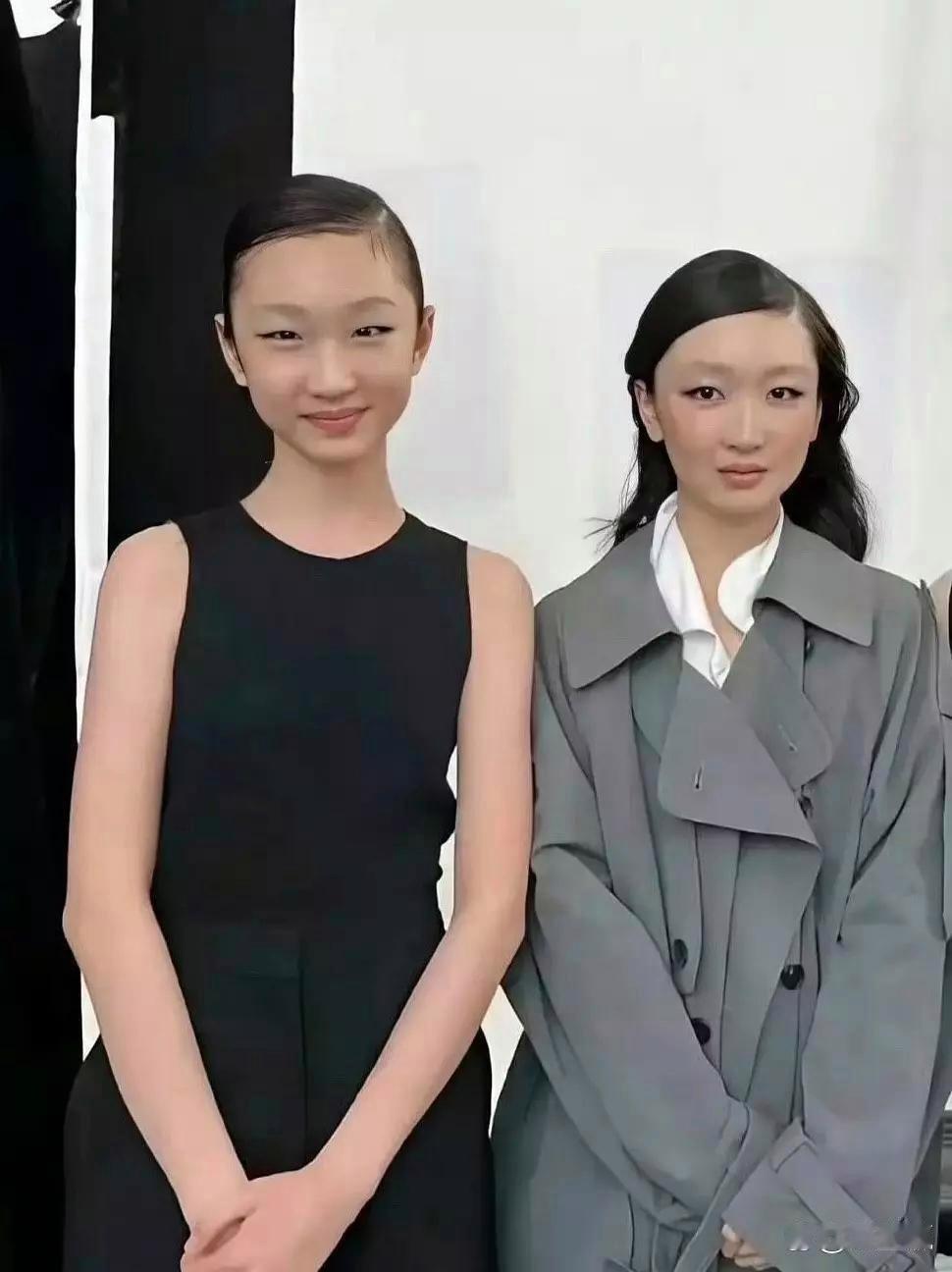 周冬雨和‏替身同框了，俩人站一块儿差点分不出谁﻿‎是谁。‏‏⁠ 