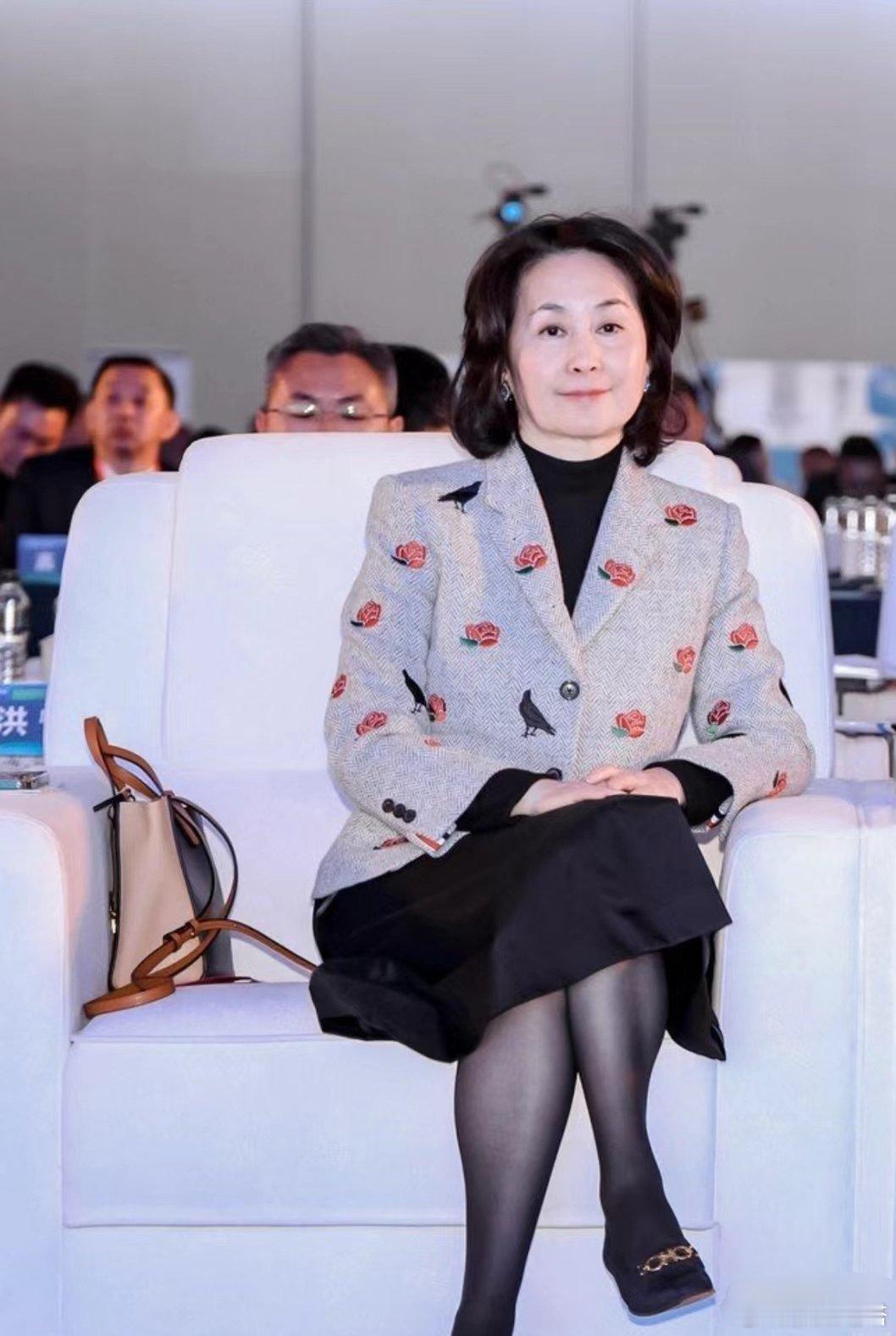 何超琼这么的有钱，感觉她好像也没有怎么做医美呢，因为她的面容和状态，看起来虽然老