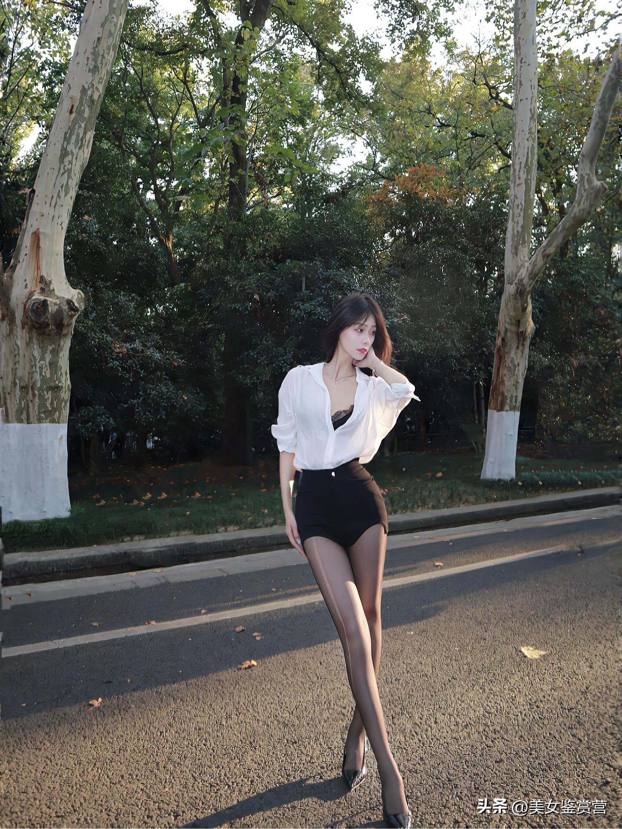 秋日的午后，阳光透过树影落在柏油路上，温柔得像被揉碎的金箔。

白衬衫松松垮垮地