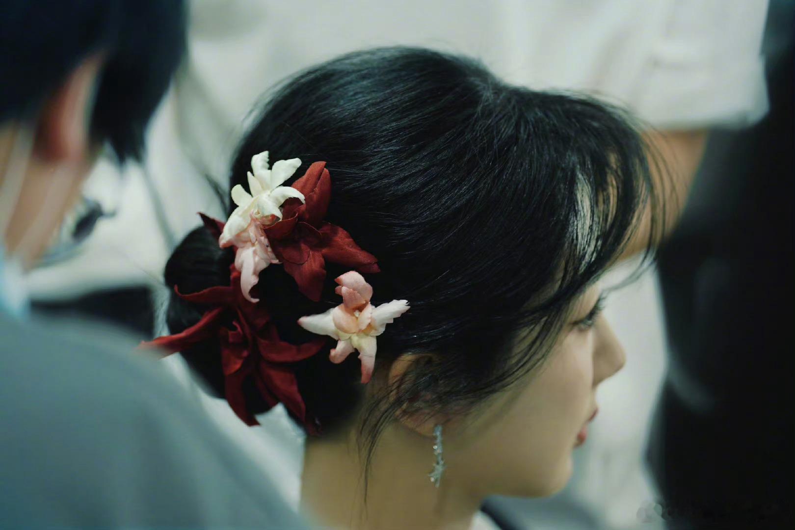 #杨紫发国色芳华剧组照#杨紫终于发博啦分享了五月日常[赢牛奶]这整个洋溢着青春的