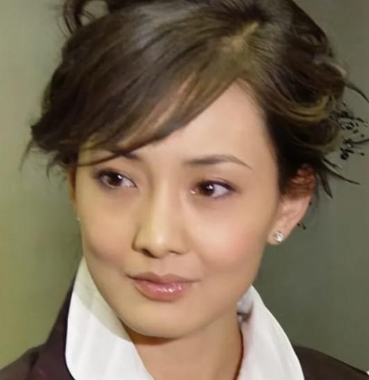 年龄差8岁就要处处谦让？这个回答绝了！🤔

大龄剩男娶嫩妻，这种狗血剧情屡见不