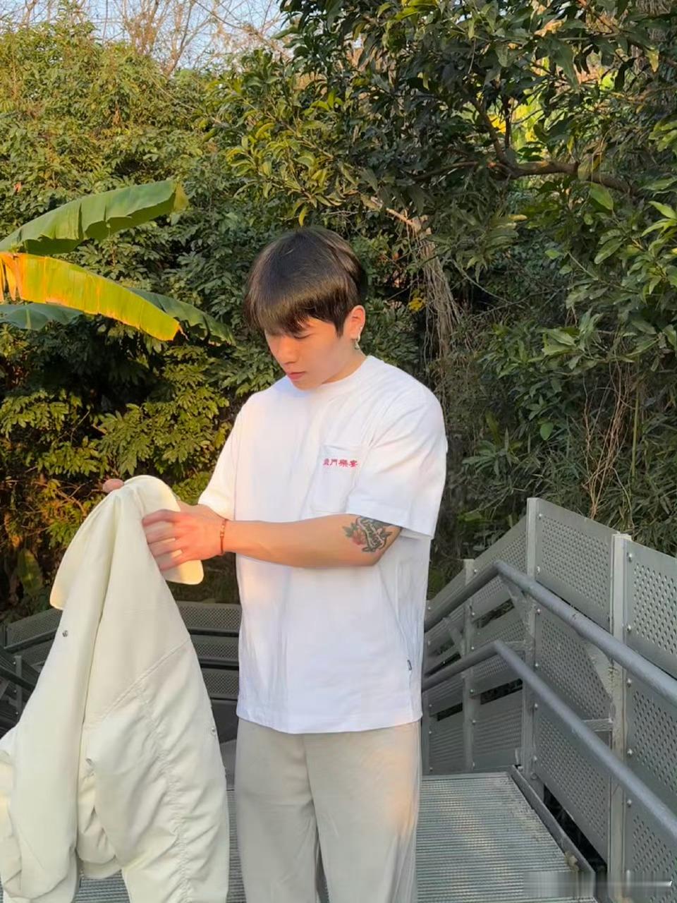 新说唱口音宇宙 严浩翔说话时那个不自觉的尾音上扬，配上万妮达的咋整嘛，两人同框就