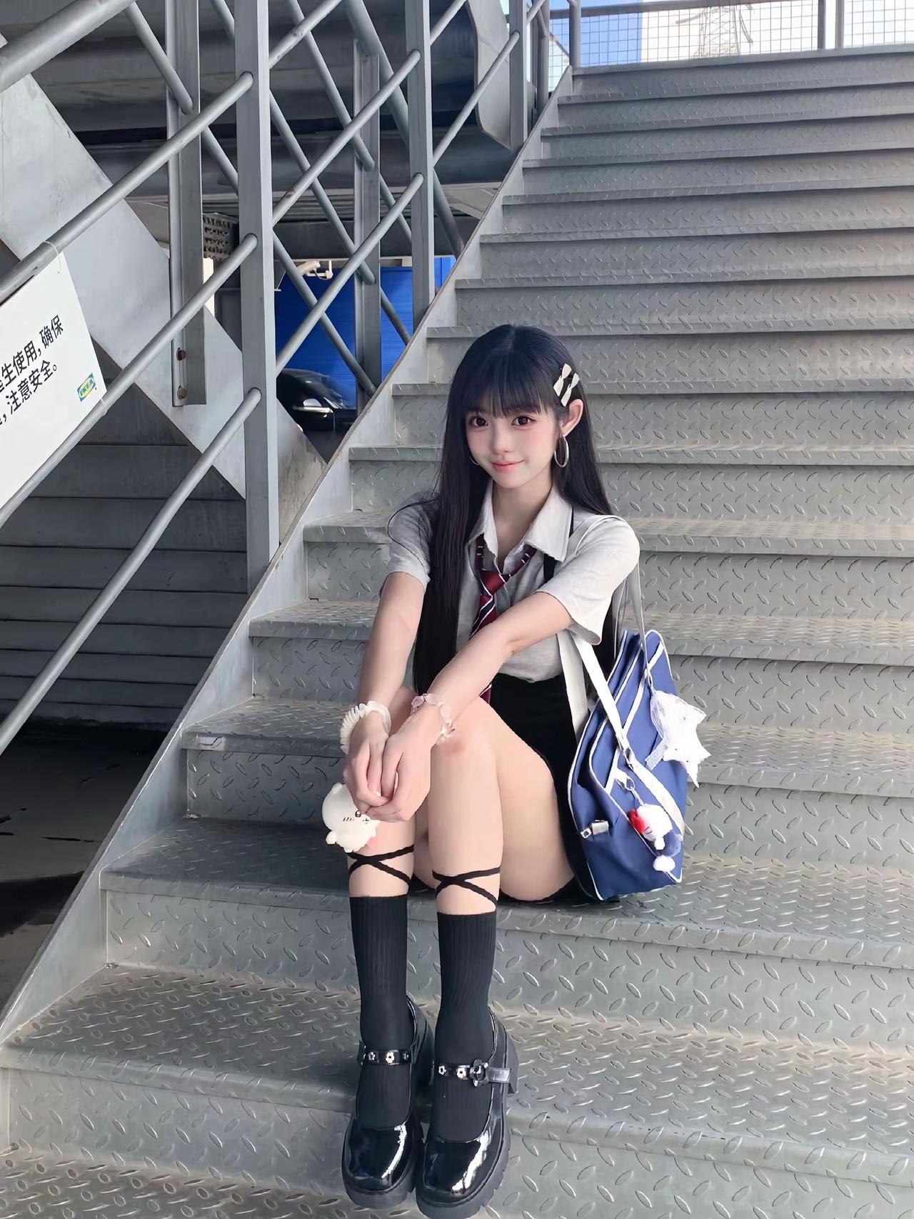 校园少女风，楼梯上的甜美瞬间可爱风少女 少女清纯风 少女的灵动感 青春校园美女