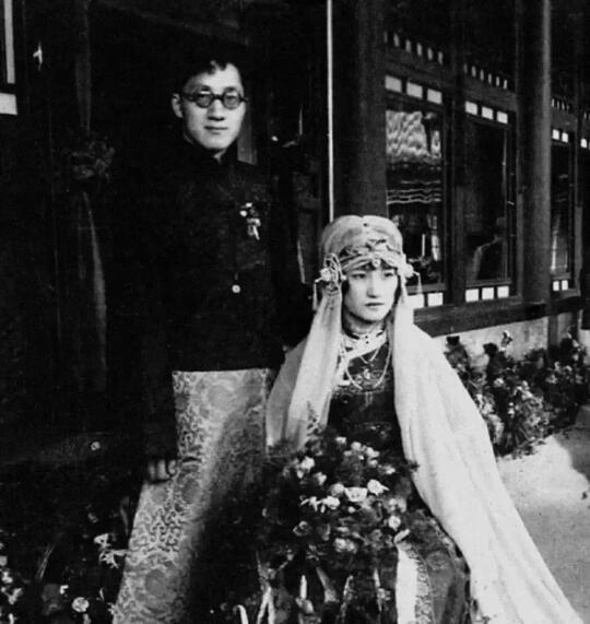 1932年，徐志摩的葬礼上，张幼仪接到了朋友的电话，让她去一趟。张幼仪...