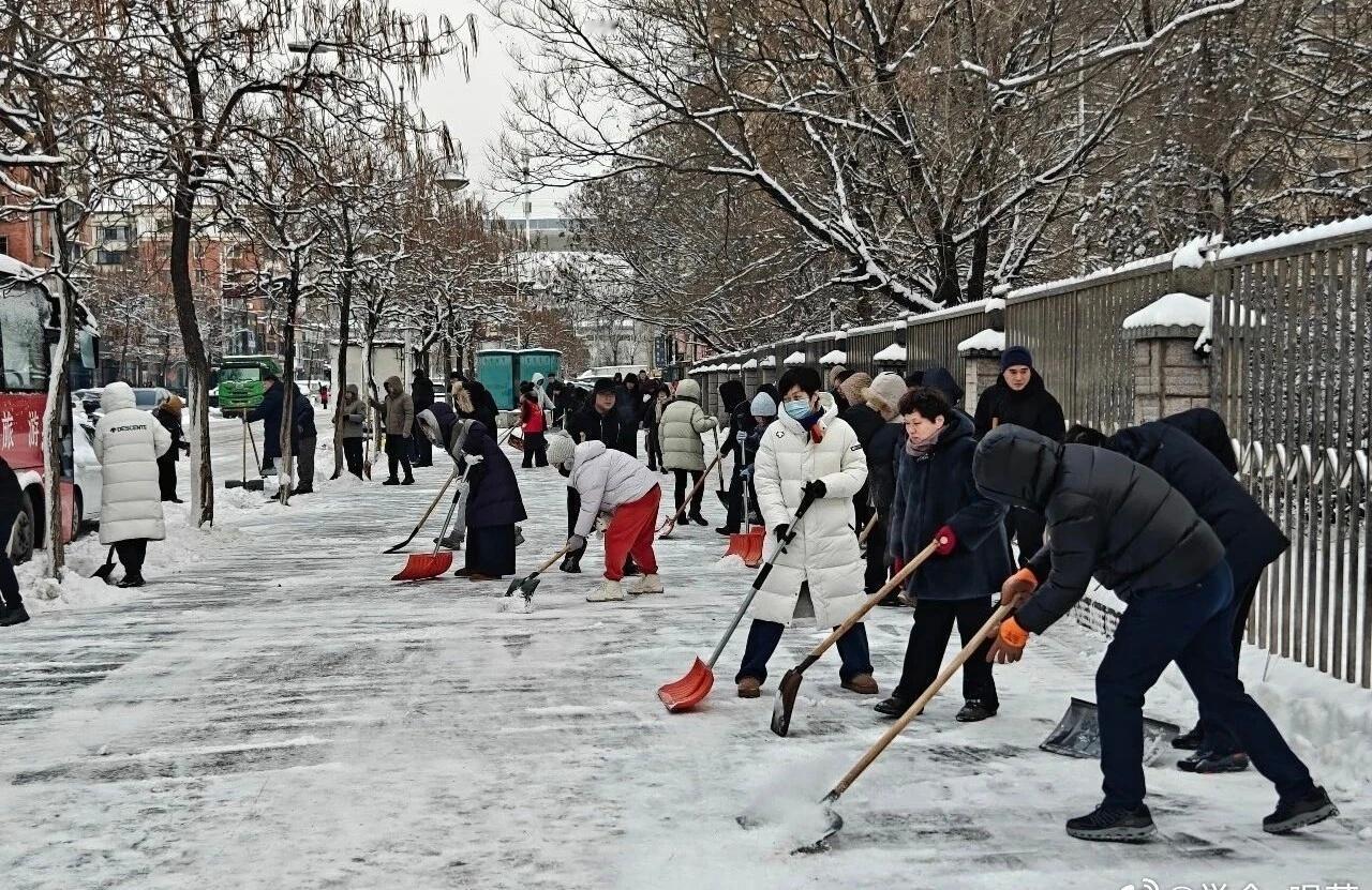 这不仅仅是一次清冰除雪的行动，更是一场“干群一心”的温暖奔赴。一锹一铲，铲走的是