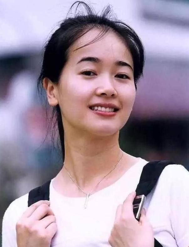 当年，记者拍到陈道明在左小青的公寓待了6个小时才匆忙离去，第二天陈道明的妻子怒怼