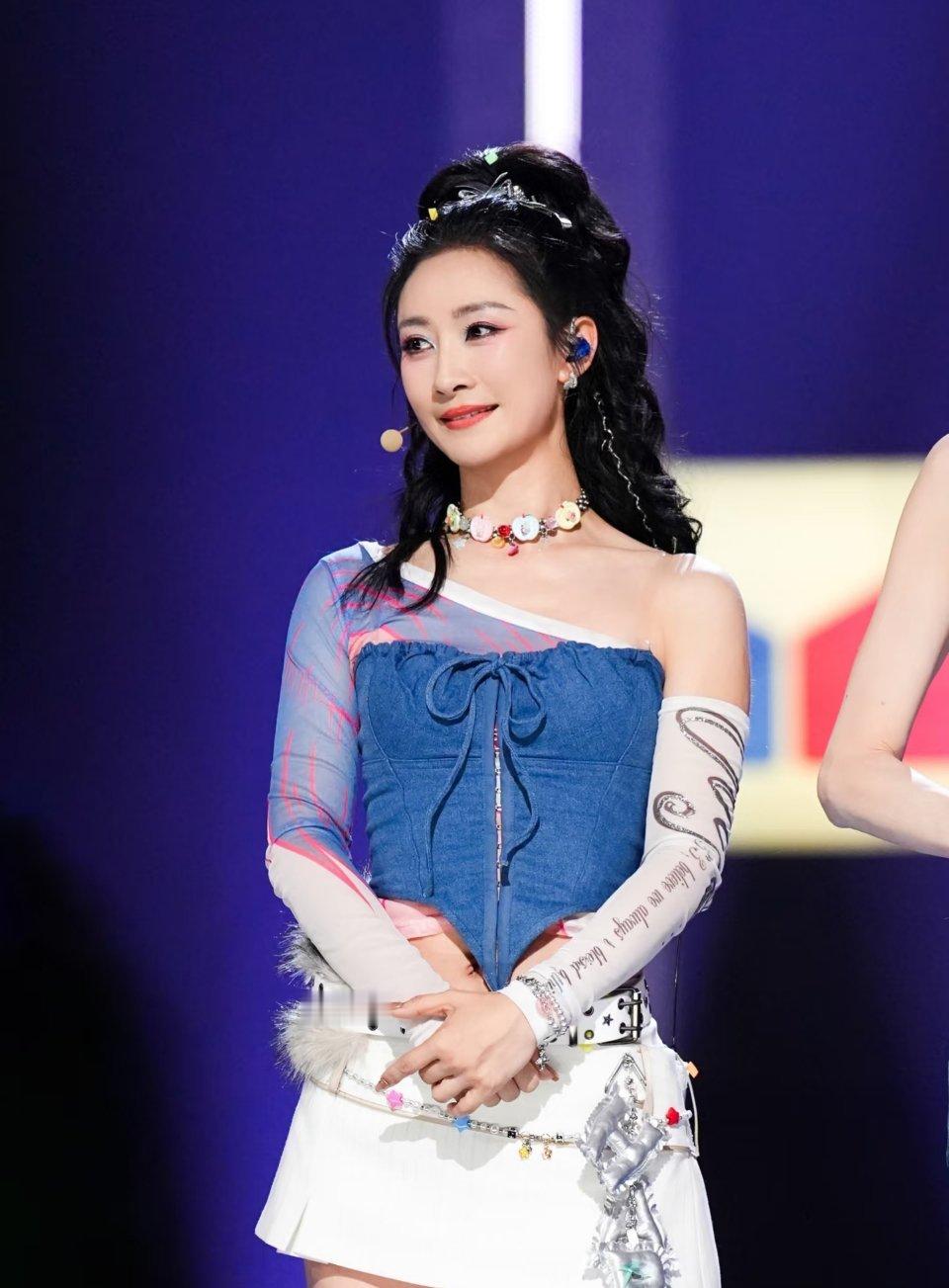 陶昕然淘汰第一时间安慰女儿陶昕然淘汰安慰女儿 陶昕然淘汰第一时间安慰了女儿！隔着