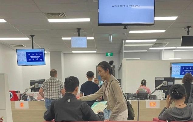网友在澳洲新南威尔士州服务中心偶遇前港姐冠军麦明诗和未婚夫，疑似办注册结婚手续，