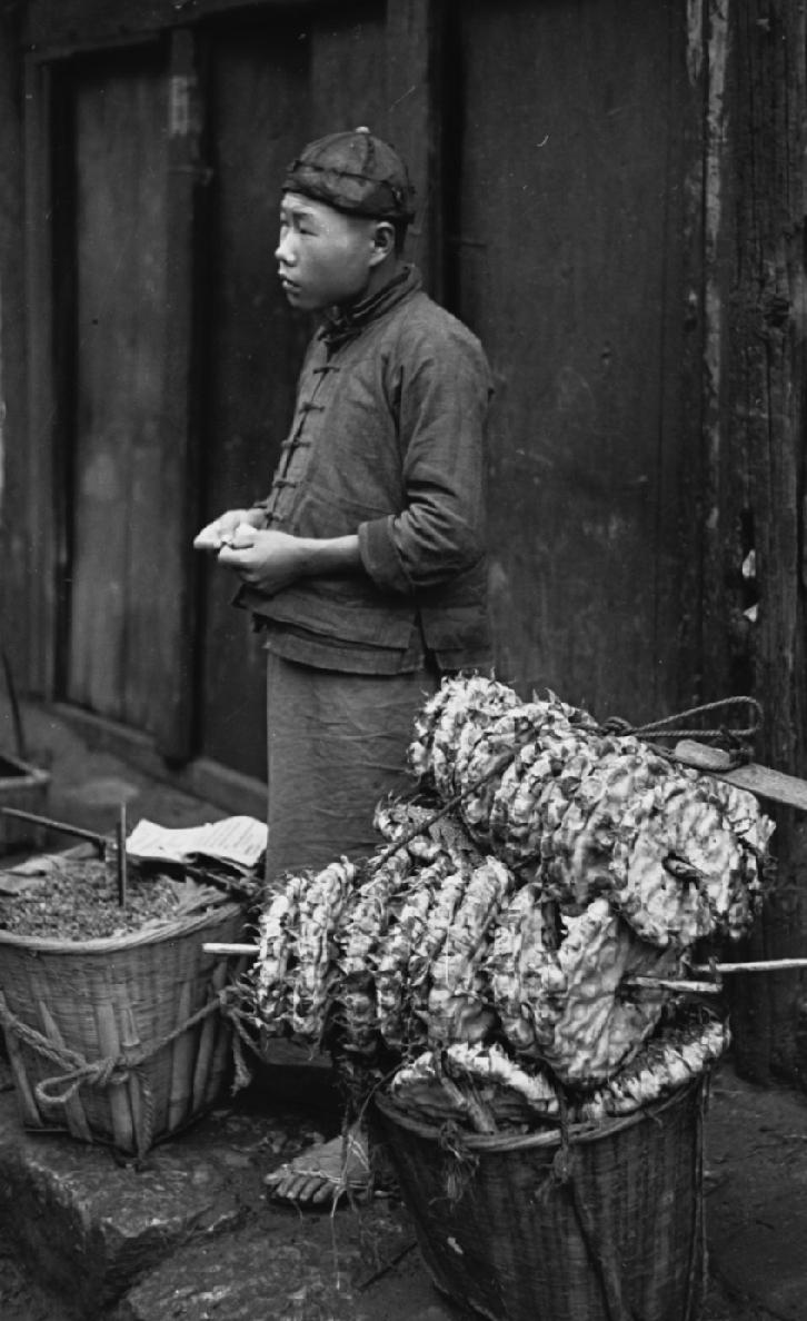 这张黑白老照片拍摄于1941年的昆明，是抗战时期留下的珍贵民间纪实影像，记录下战