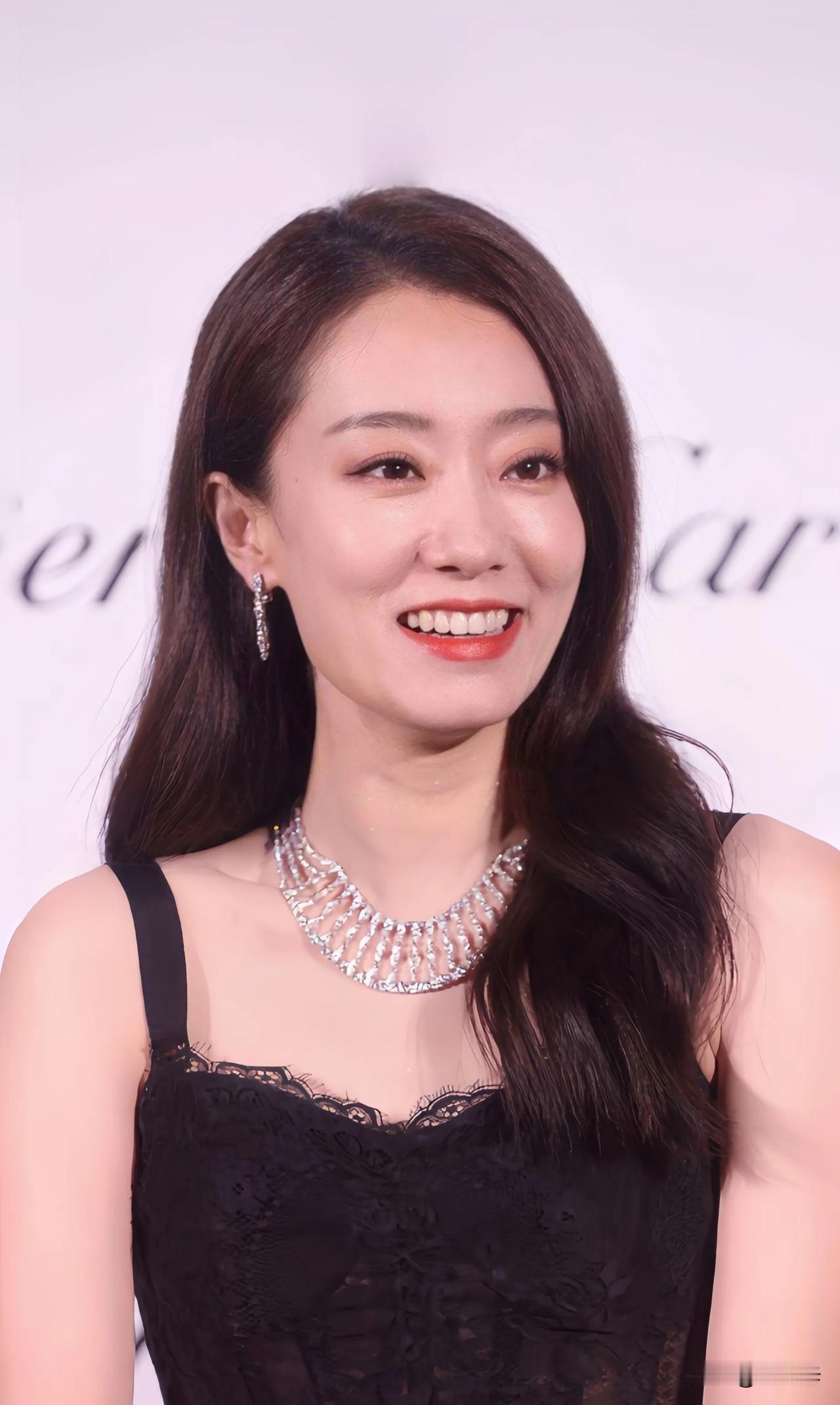 张小斐和贾玲，娱乐圈里无人不羡慕的“一对”，张小斐开玩笑说:我和贾玲的关系，真的
