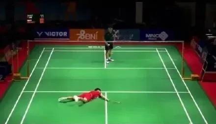 看着揪心！羽坛小将张志杰倒地身亡，心外按压急待普及
今天看到国羽小将比赛中倒地视