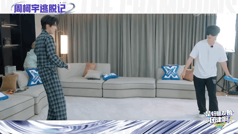 敖子逸周柯宇你俩划拉什么呢战至巅峰 俩人一个滚一个划拉，看着都使劲了，就是没抓到