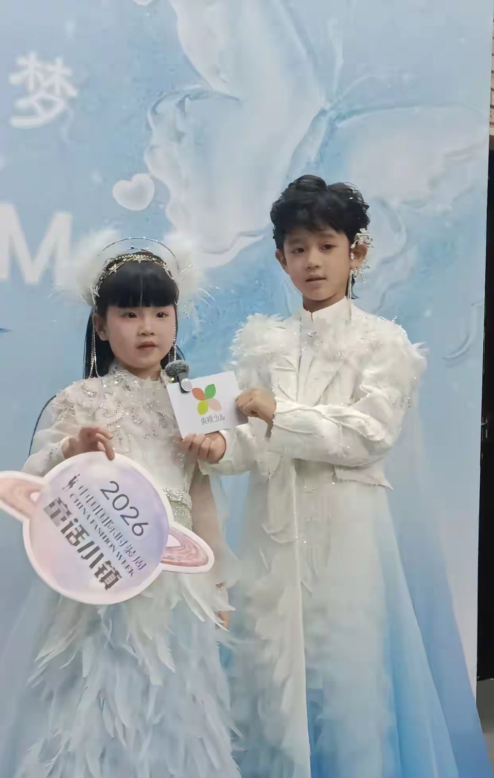 蔡国庆的两个儿子好帅呀！15岁的大儿子标致个子好高，小儿子妆造像个小王子 