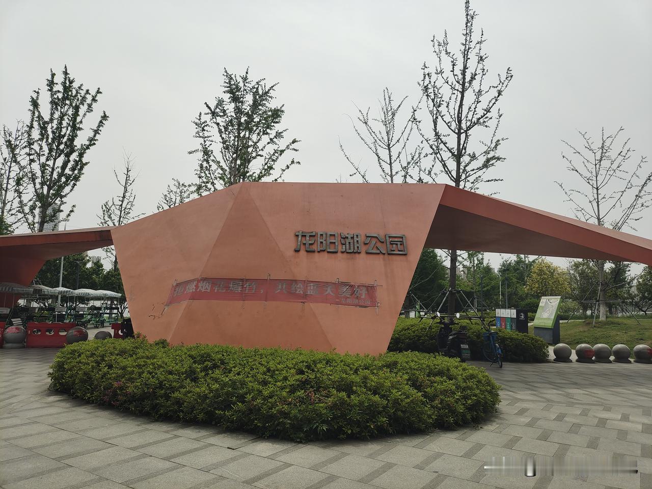 【武汉公交79路的终点站是扁担山公墓南门】闲来无事，坐公交79路到终点站龙阳湖北