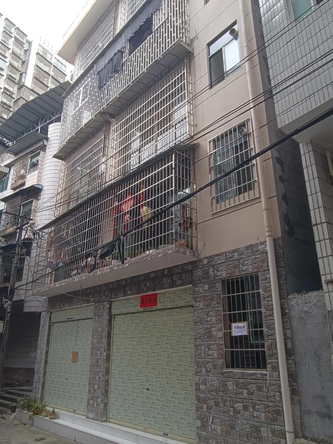 现🈶一套3楼的新建私人房子出租，2室1厅1厕1厨，地理位置在吉首市八月楼、二小