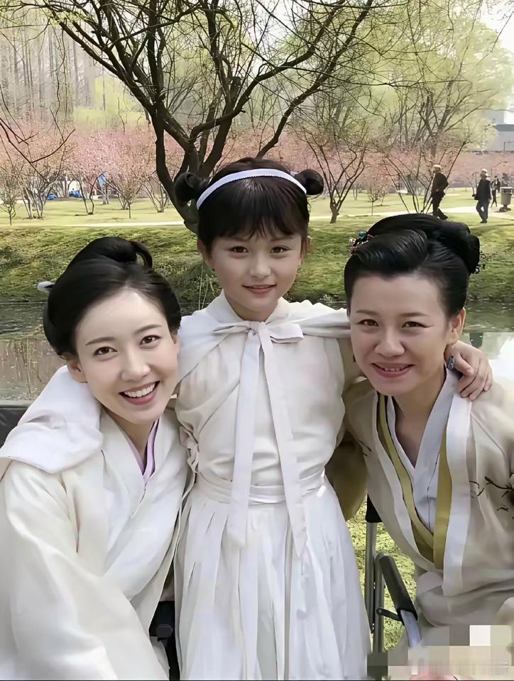 一直觉得知否中并没有拍出林小娘的美，私下大家合照，林小娘就没输过，整个人看起来就
