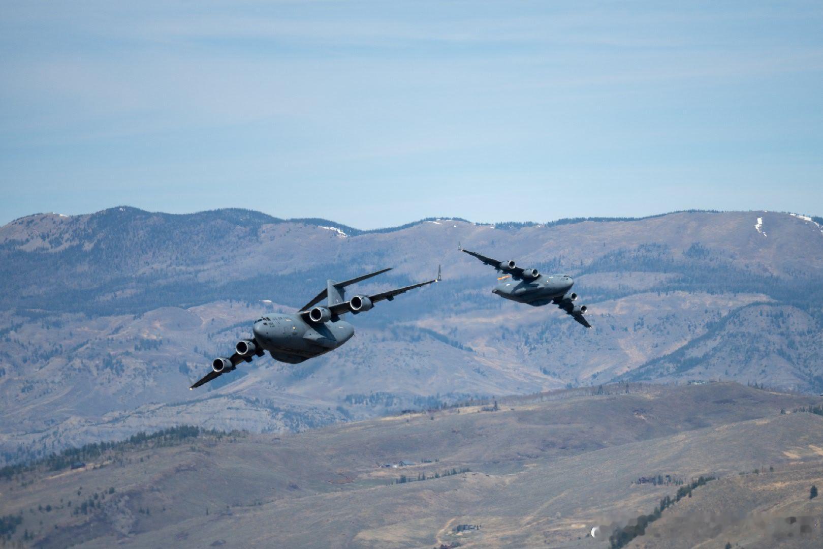 2026年3月27日，第58空运中队在美国中部上空进行编队飞行。 