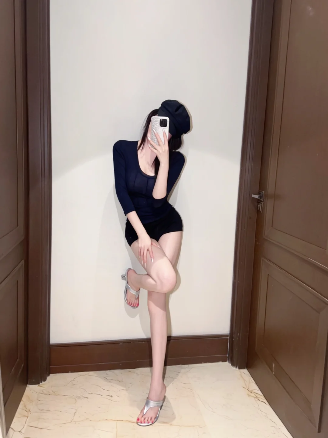 出门前先照会镜子 没错是靓女出街