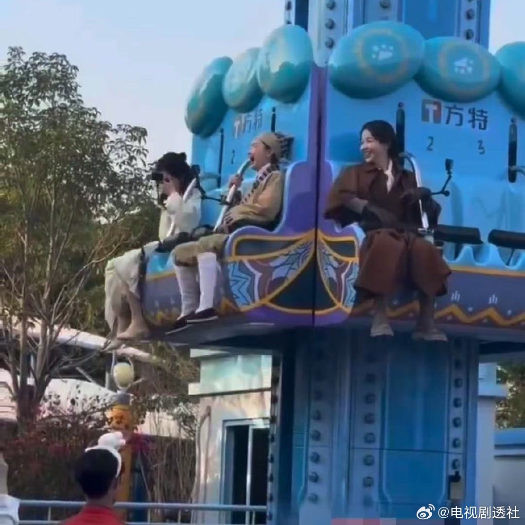 周五晚高疯，周冬雨cos梁朝伟的欧阳锋，高叶cos东方不败周冬雨cos梁朝伟欧阳