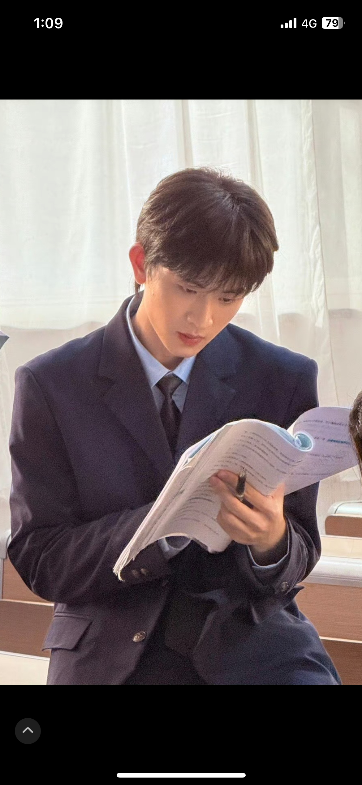 🍊 我好爱添添穿校服的扮相。他一身正气，身姿挺拔，青春阳刚，特别适合制服。只是