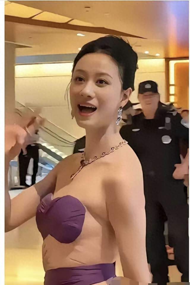 倪虹洁一袭紫礼服现身引争议！有人吐槽年纪大穿成这样很尴尬