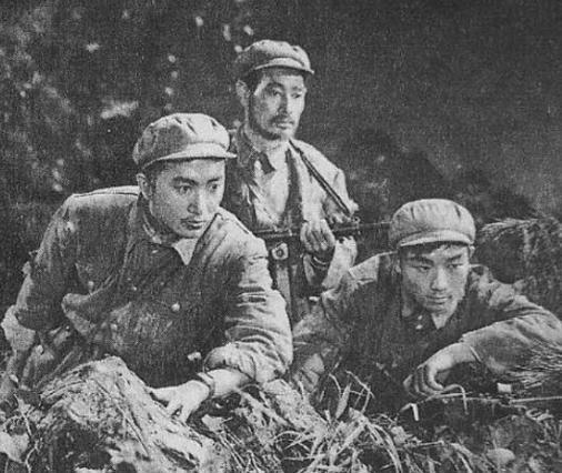 1949年那会儿，有三个侦察兵可真是走了狗屎运。

他们躲在个破牛棚里休息，有个