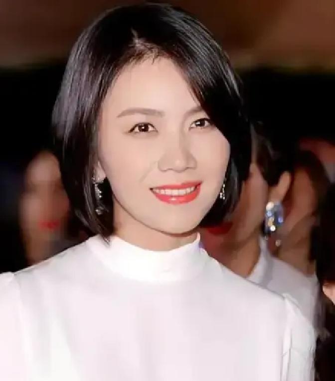 2014年《野鸭子2》发布会上，曹曦文左手无名指上那颗巨型钻戒晃得人睁不开眼，她