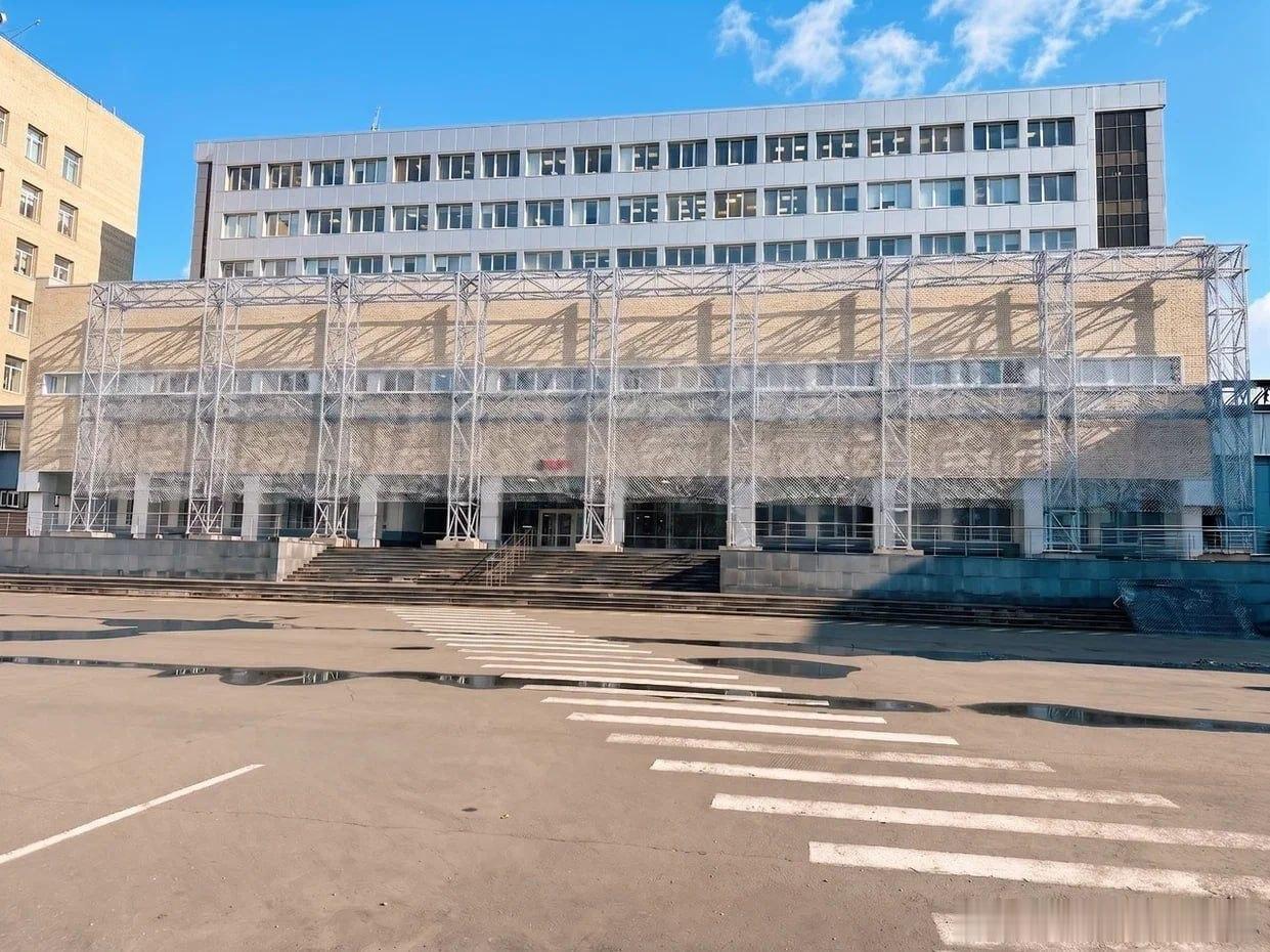 俄罗斯害怕乌克兰的无人机竟然到了如此地步，再大的物体都要用防护网罩起来。 
