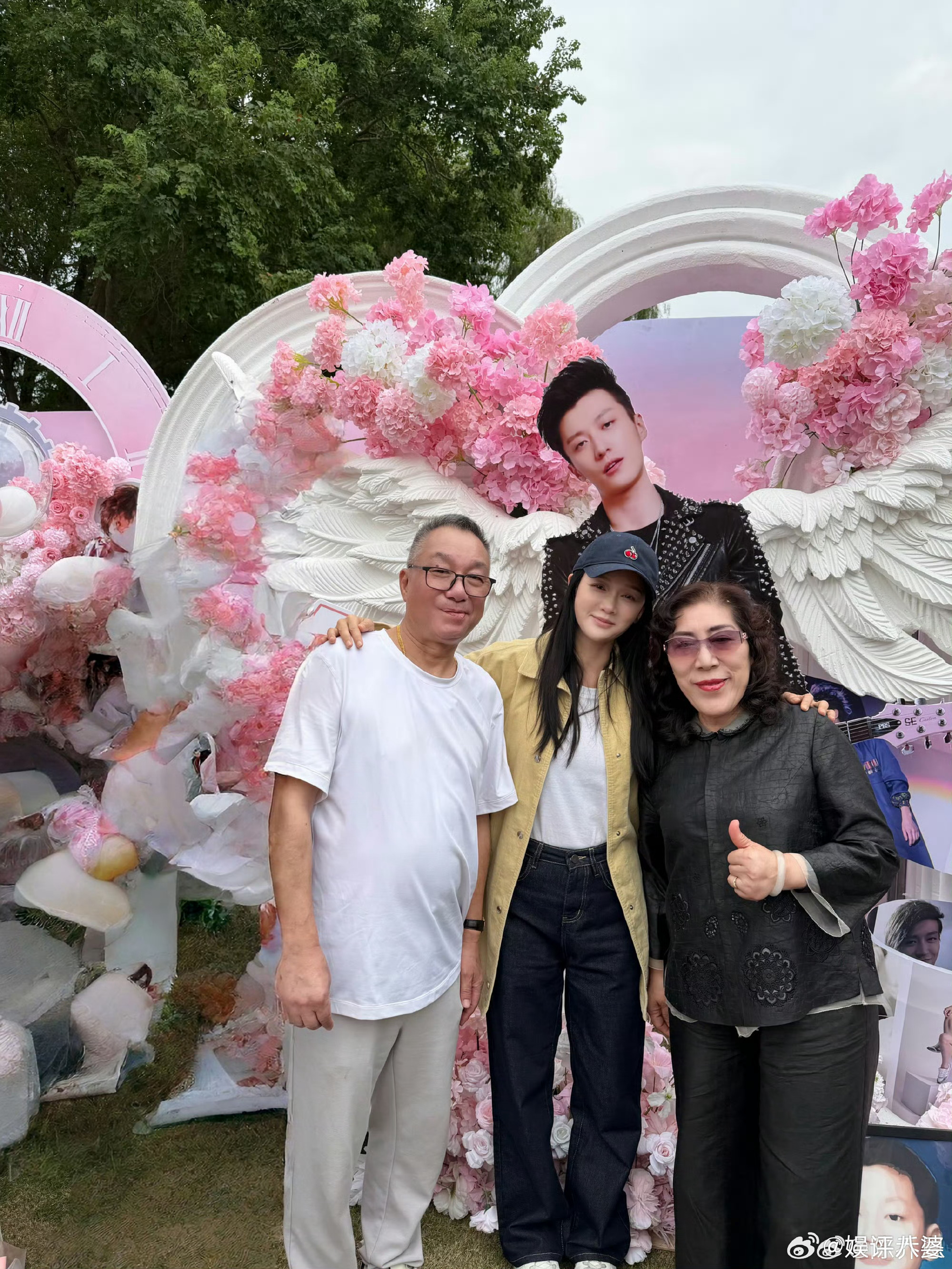 十年过去了，陈乔恩还是像家人一样陪着乔爸乔妈。十年如一日的惦记，比任何语言都有分