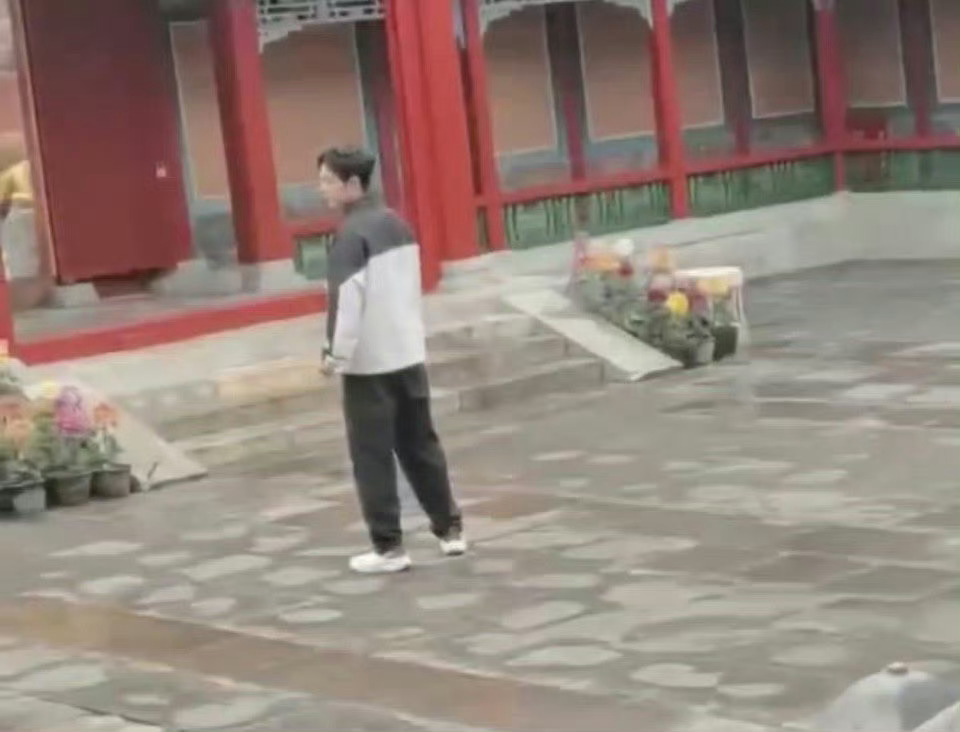 #故宫偶遇肖战#私下的肖战一直都很男大[哈欠][哈欠] 不过还是先来期待肖战新歌