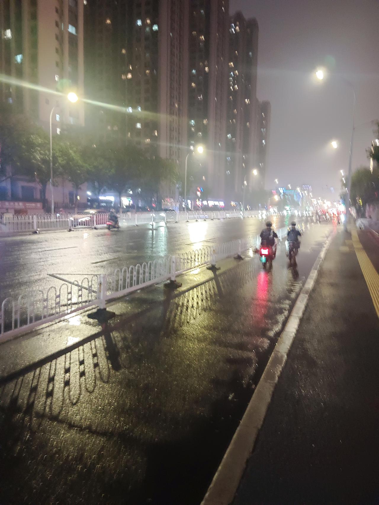 雨中夜跑6公里，途径通达路。十六年戒酒，十六年跑步，逐渐悟透生命本质——卜之丁夜