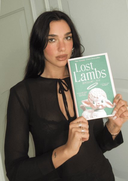 DuaLipa  八月推荐读物： Madeline Cash 的《迷失的羔羊》“