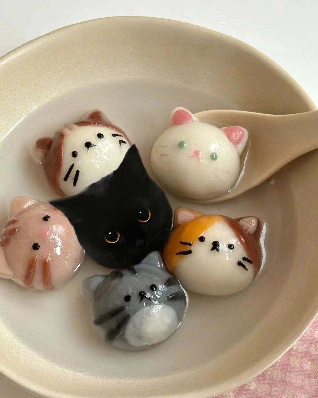 怎么混入了一个黑芝猫馅的汤圆？