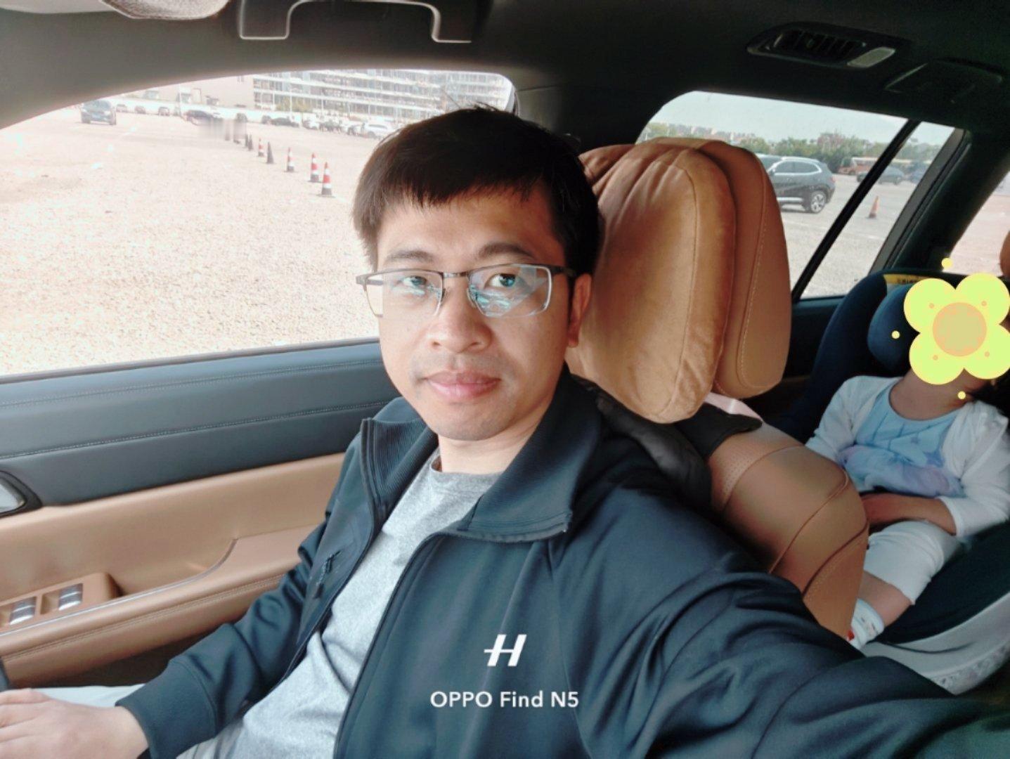 车展最后一天，带“祖宗”来逛逛，陶冶情操，顺便问问她喜欢什么车。结果刚到地方，人