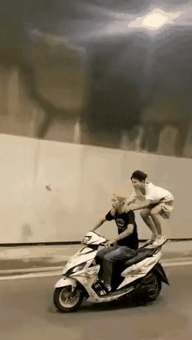 这是骑摩托还是耍杂技，这是马路还是马戏团？
摩托不是个交通工具吗？怎么还能玩出花