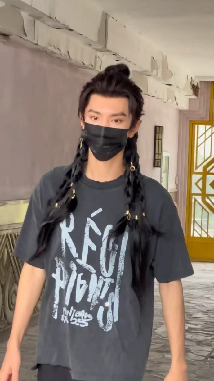 陈哲远异域风编发新造型 陈哲远异域风编发新造型，陈哲远今日上班路透，异域编发造型