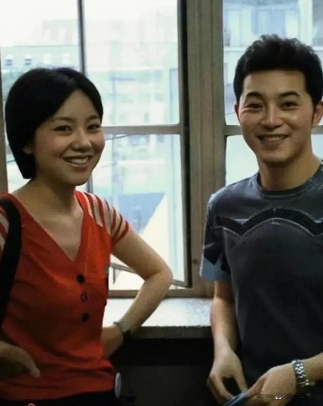 乍一看，这两人可真像！他俩是谁？想必认识的人应该不少吧！
记得他俩曾合拍过一部剧