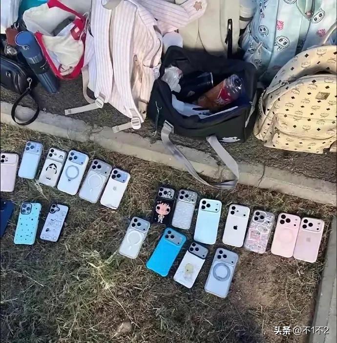 大一女生军训的手机