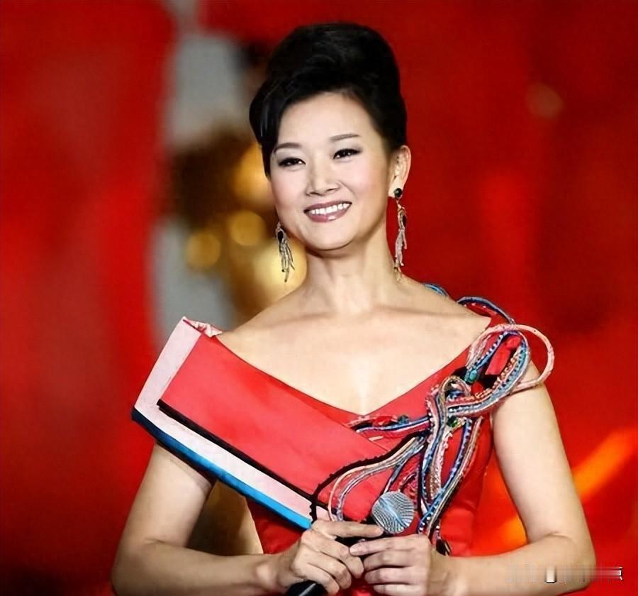 宋祖英没上春晚了，但她的歌还在学校广播里放；
说她“退圈”太武断，可翻遍热搜真找