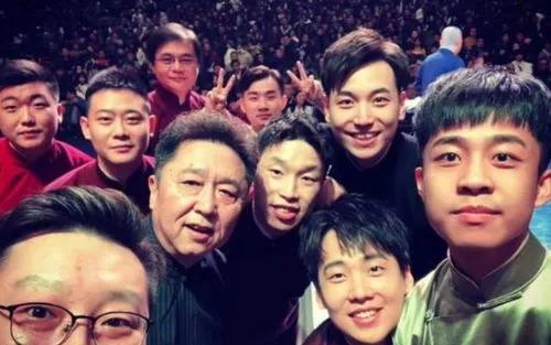 德云社知名相声演员合照：我只认出了德云社的''捧哏巨匠''于谦，当红演员郭德纲的