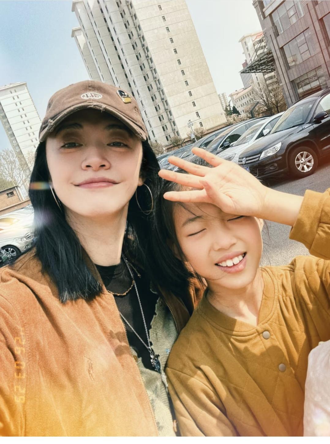 虽然闭着眼，但还是能看出像爸爸多一点。